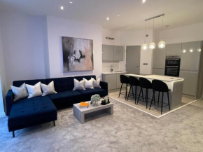 Luxury Central Apartment With Free Parking